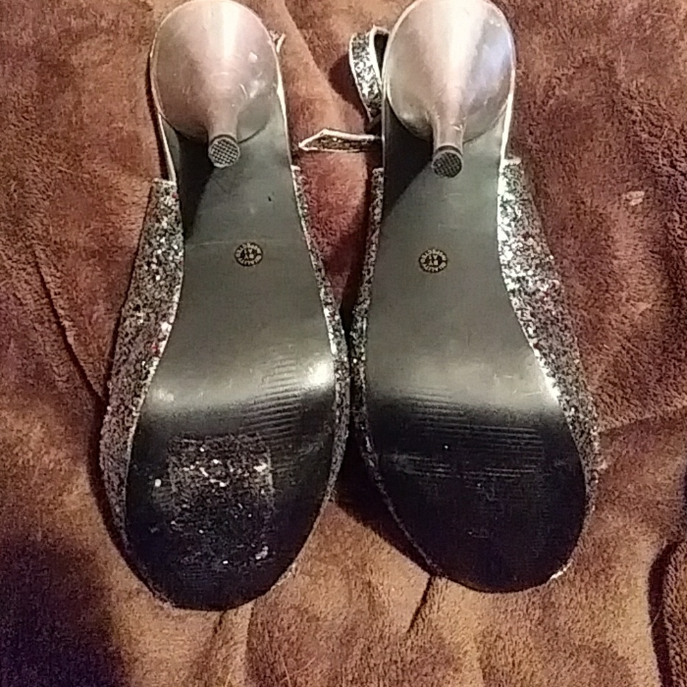Shoes - Picture 3 of 4
